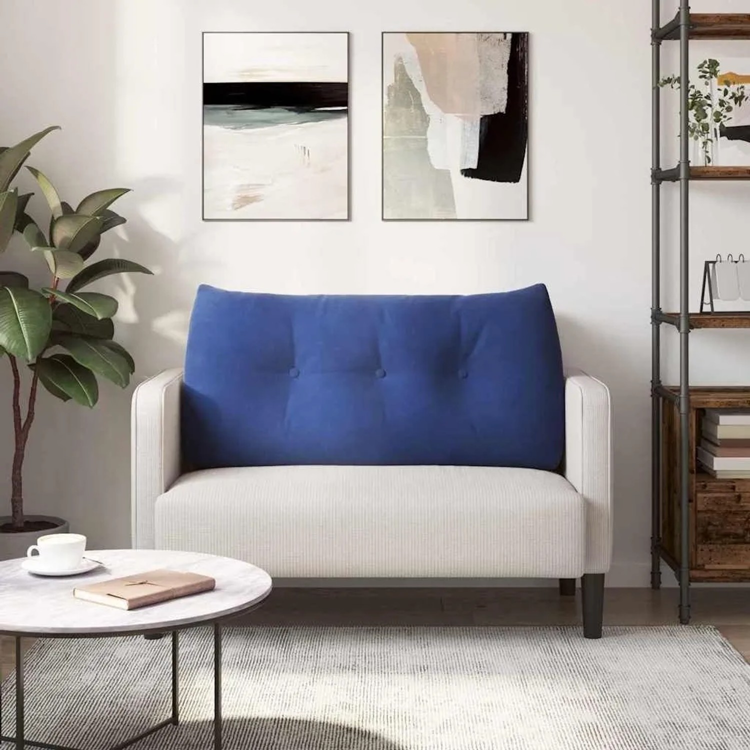 Polizeiblaues Samt-Rückenkissen mit Knopfheftung auf hellem Sofa. Ergonomisches Kissen für Wohnzimmer & Schlafzimmer.