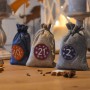 Drei DIY Adventskalender Säckchen (blau, beige, grau) mit Zahlen. Weihnachtsdekoration zum Selbstbefüllen.