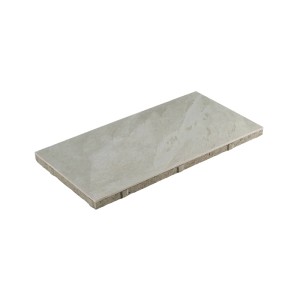 Helle Keramikverbundplatte Core Quarz für Terrasse & Gehweg, strukturierte Oberfläche, mit Abstandhaltern.