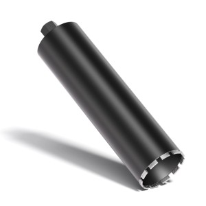 Schwarze Wiltec Diamantbohrkrone Ø132mm, 450mm lang, mit Diamantsegmenten für Beton und Stein.
