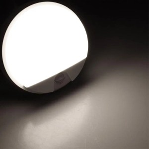 Weiße, runde ChiliTec LED Wandleuchte PAYAR mit Bewegungsmelder leuchtet hell. Ideal für Außen- & Innenbereiche.