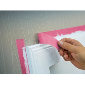 Anwendung von rosa LUX Flachkrepp Exact Line Klebeband auf einer weißen Türzarge.