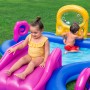 Bestway Wasserspielcenter Unterwasserwelt mit Rutsche, Wassersprüher und spielenden Kindern.