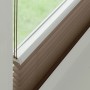 Gardinia Plissee Concept Tageslicht, 60x130 cm, Taupe, Detailansicht am Fenster.