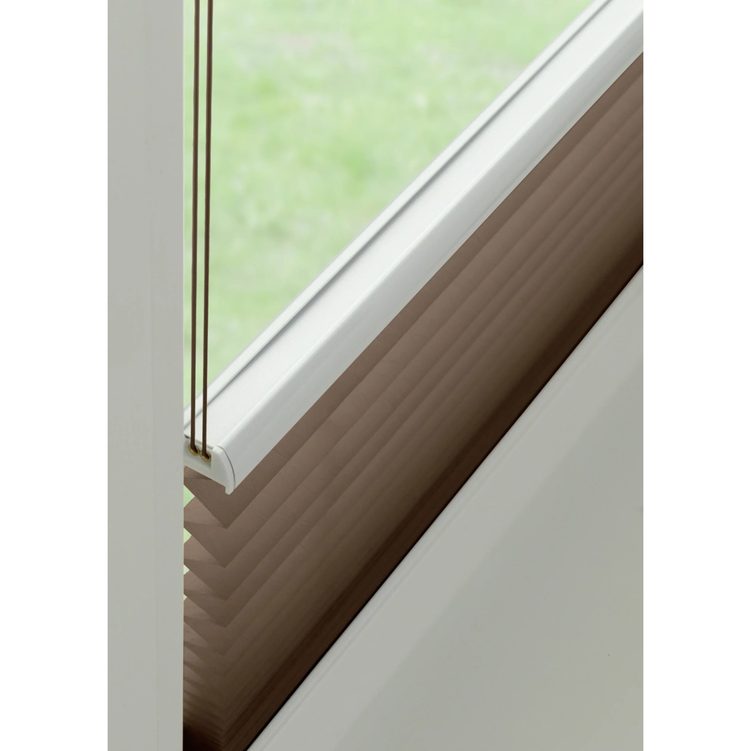 Gardinia Plissee Concept Tageslicht, 60x130 cm, Taupe, Detailansicht am Fenster.