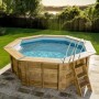 Achteckiger Poolcrew Holzpool Lanzarote mit Leiter und blauer Folie im Garten.