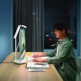 Philips VDTMate LED-Tischleuchte in Weiß am Schreibtisch im Homeoffice.