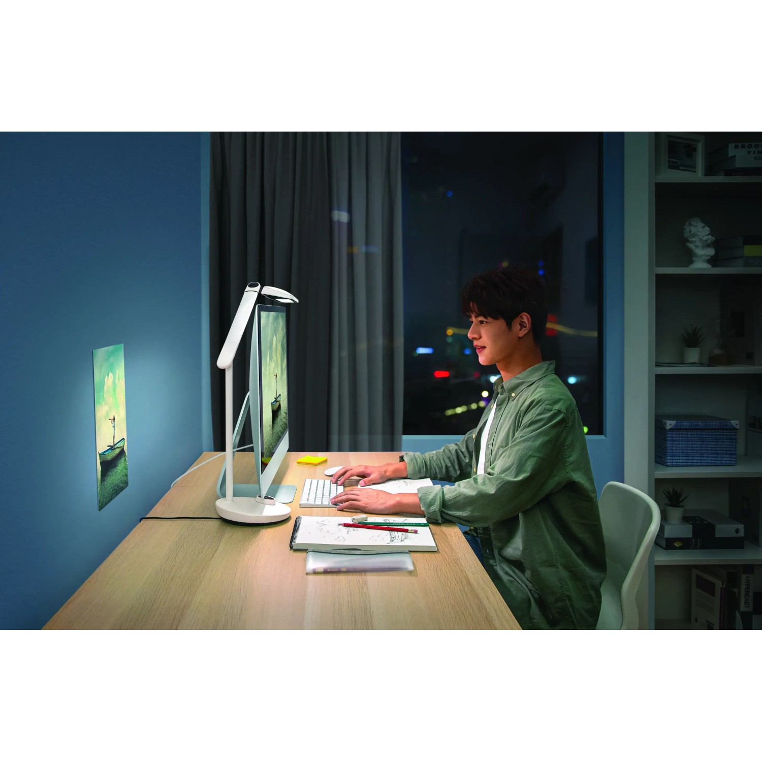Philips VDTMate LED-Tischleuchte in Weiß am Schreibtisch im Homeoffice.