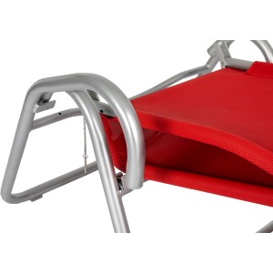 Detailansicht der roten Acamp Gesundheitsliege Calypso mit klappbarem, silberfarbenem Stahlrohrgestell.