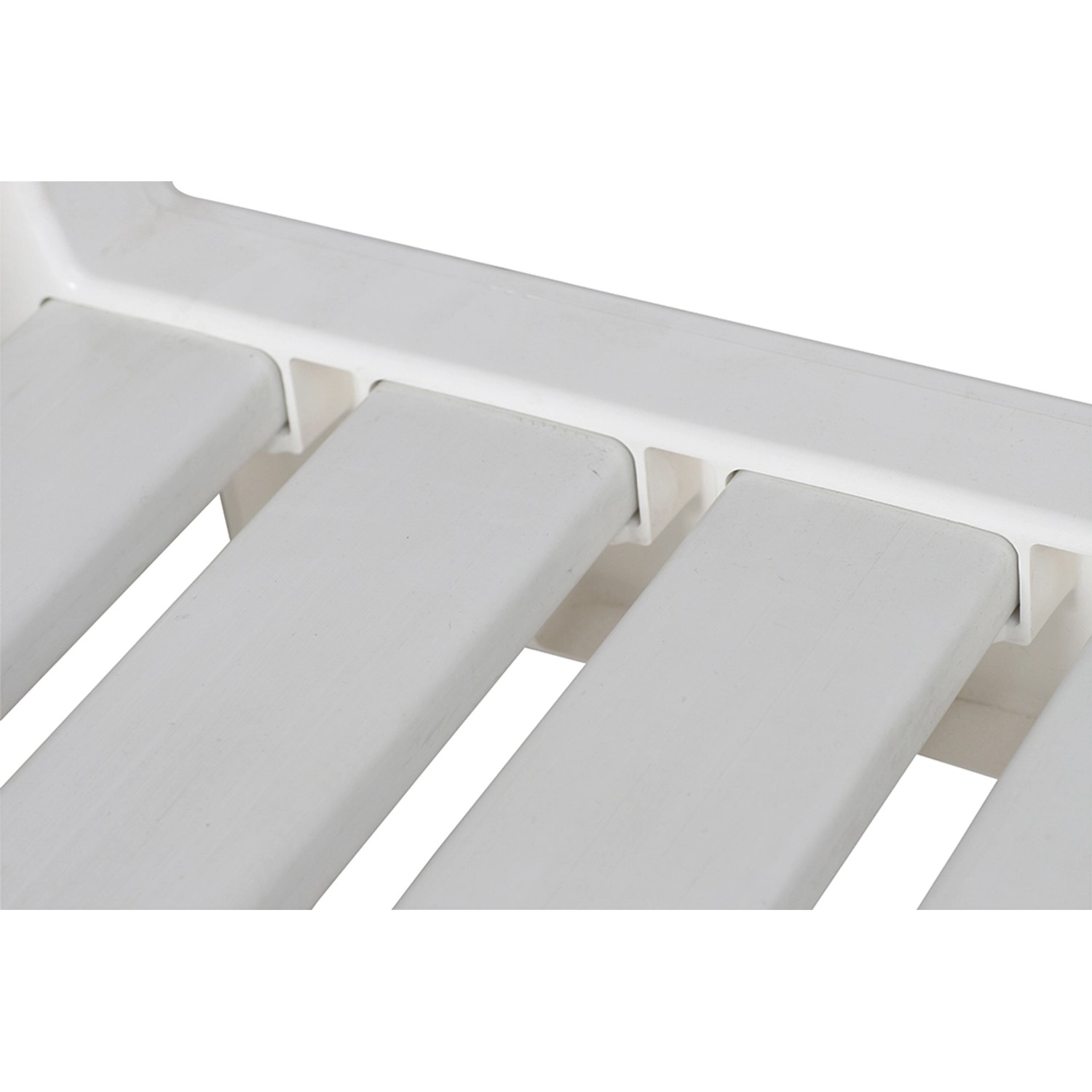 Detailansicht der weißen Blome Hohenzollern Gartenbank: Sitzfläche mit Kunststoffholmen und Metallträgern.