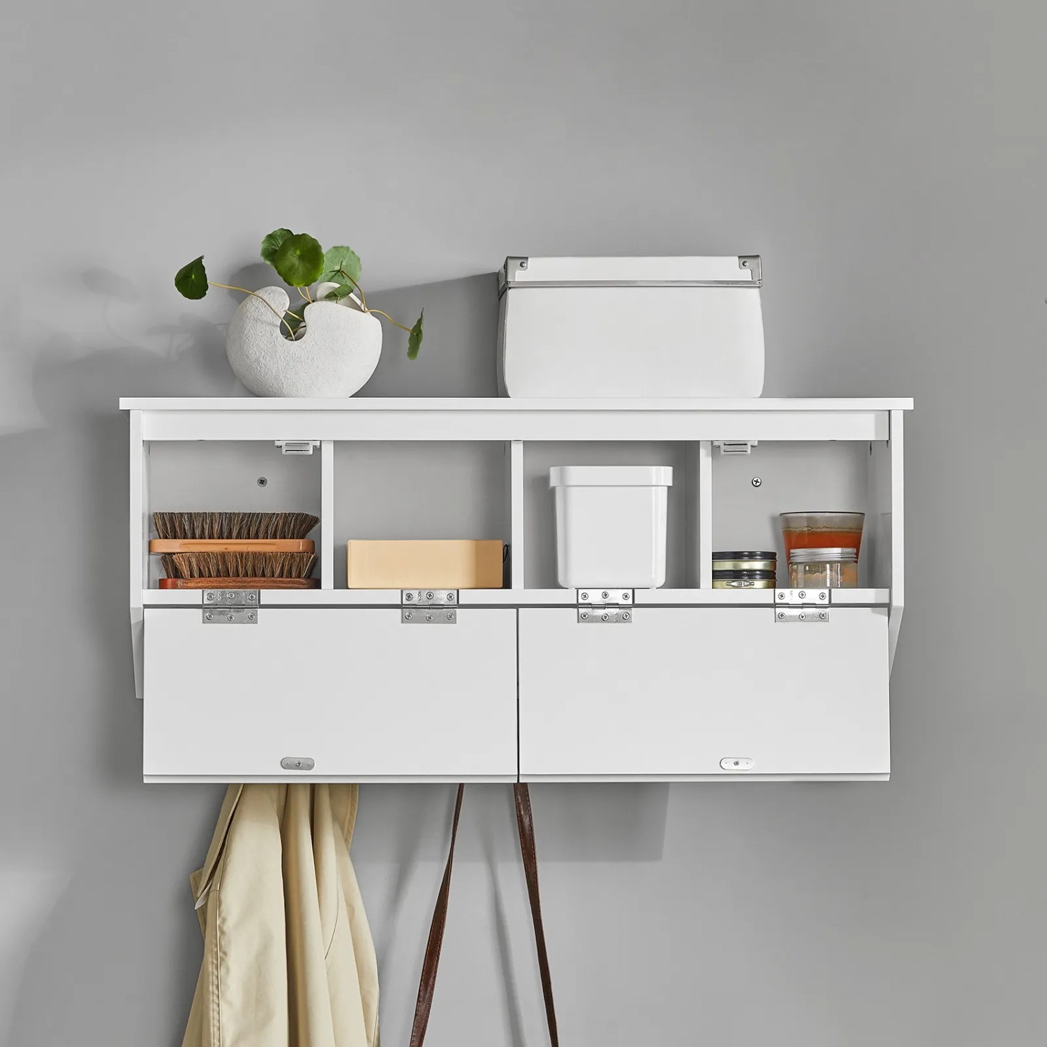 Weiße SoBuy Wandgarderobe FHK24-W mit 2 Klappen, 5 Haken und Ablagefächern.