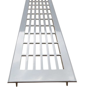 Silbernes Lüftungsgitter (500x70mm) für Arbeitsplatten zur optimalen Luftzirkulation.