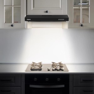 Schwarze CIARRA Unterbauhaube 60cm VMB6903 über einem Kochfeld in einer Küche.