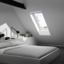 Weißes Velux Klapp-Schwingfenster GPU SK08 0068 (114x140 cm) im Dachzimmer.