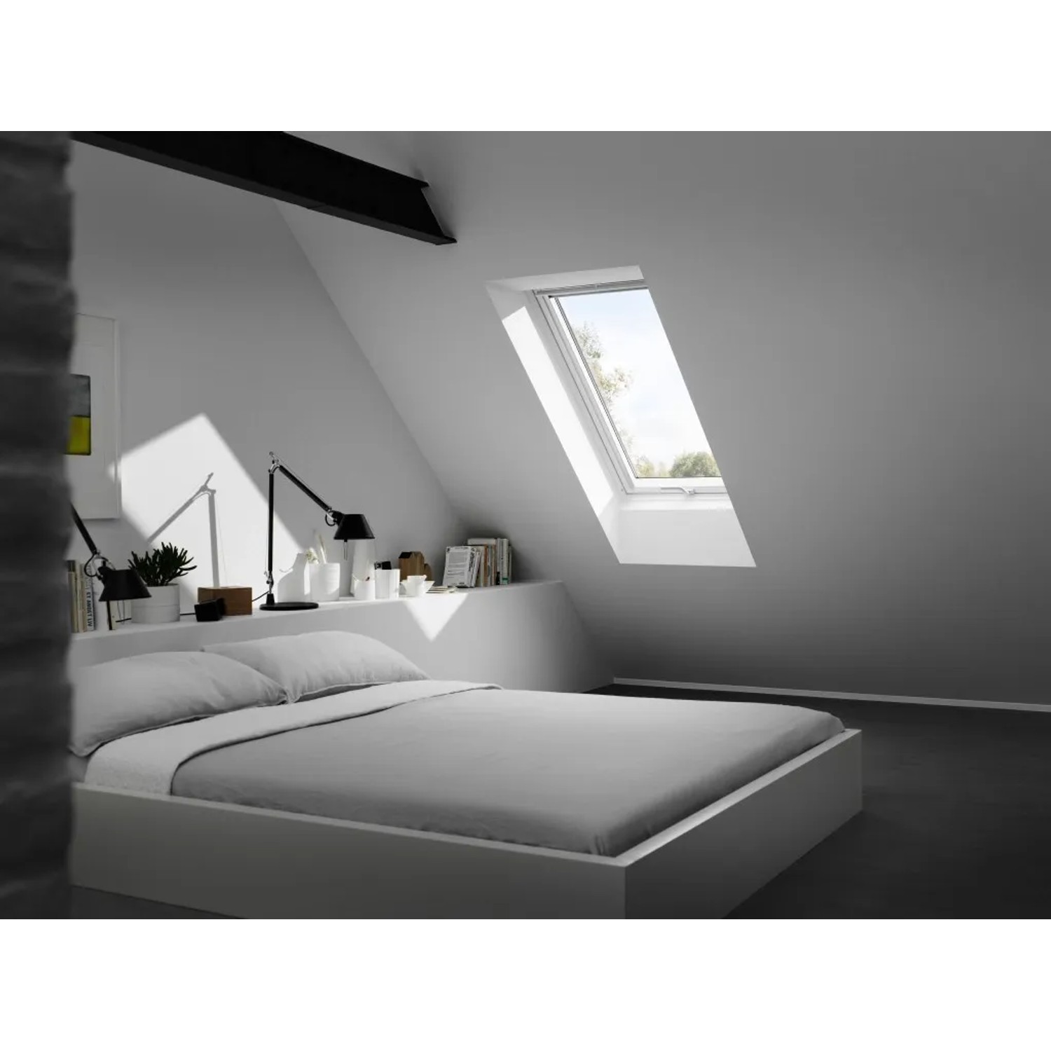 Weißes Velux Klapp-Schwingfenster GPU SK08 0068 (114x140 cm) im Dachzimmer.