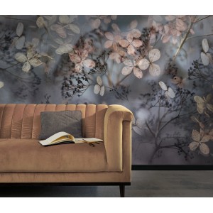 Erismann Fototapete Guido Maria Kretschmer Holunderblüten Violett hinter Sofa.