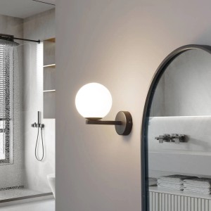 Schwarze Metall-Wandleuchte mit weißer Glaskugel im Bad. Spritzwassergeschützte Badezimmerleuchte.