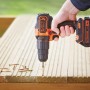 Black+Decker Akku-Schlagbohrschrauber BDCHD18KB beim Schrauben in Holz.