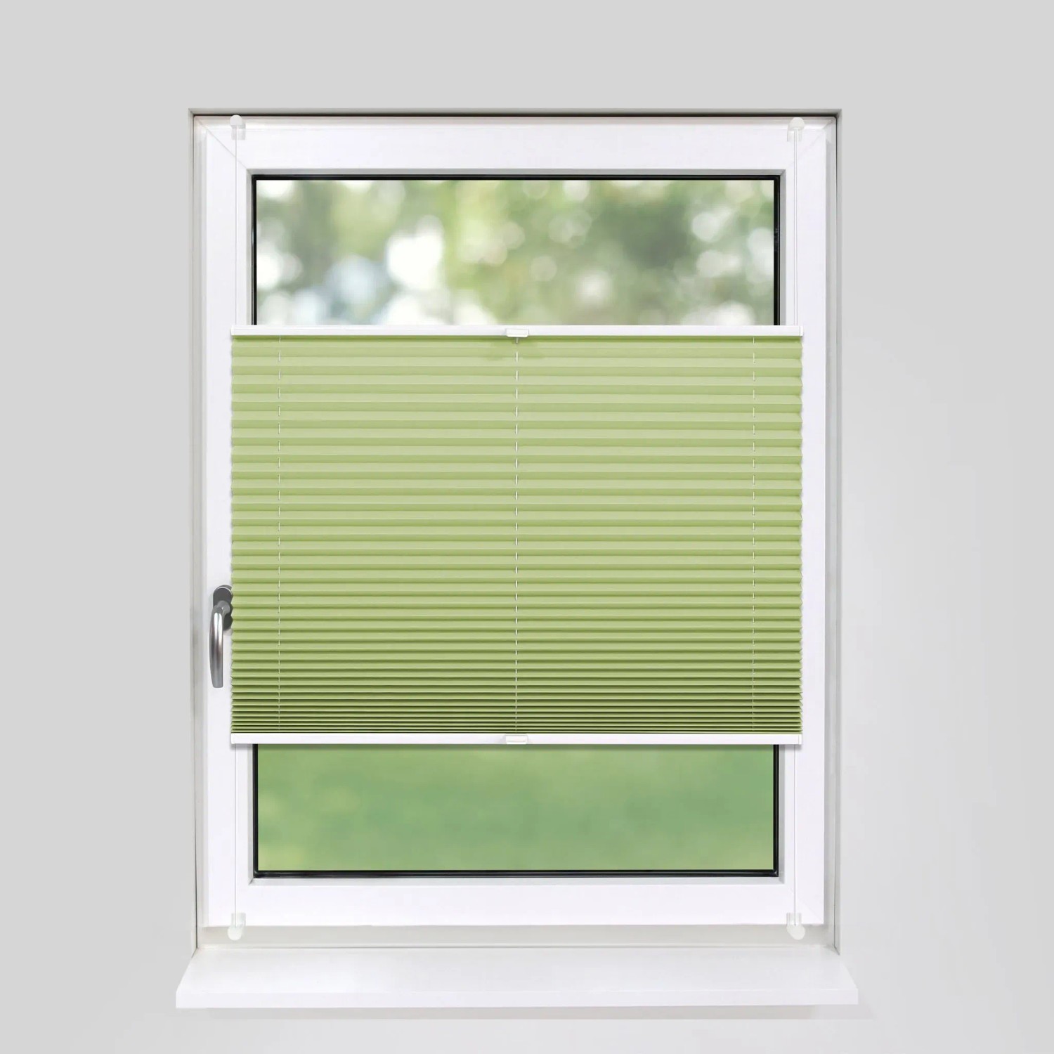 Hellgrünes Deco-Raum Plissee Basic 70x150 cm am Fenster, blickdicht und ohne Bohren montiert.