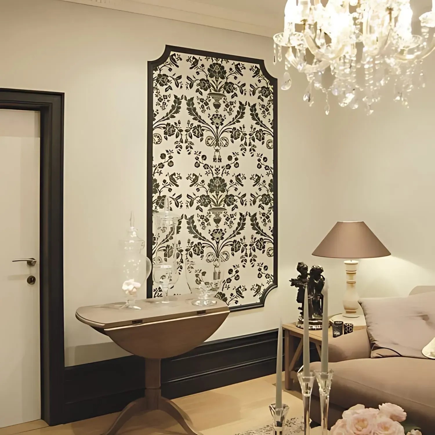Wohnraum mit ORAC DECOR Zierleisten P8030 LUXXUS als Wanddeko, Farbe Weiß.