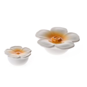 Zwei weiße Deko-Blüten aus Porzellan mit gelber Mitte, schwimmend, für Gartendeko.