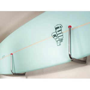 Verzinkter Surfbretthalter zur Wandmontage, mit roter Schutzkappe und Polsterung.