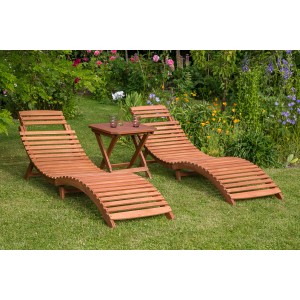 3-teiliges Liegen-Set Ipanema aus Holz mit 2 Liegen und einem Hocker im Garten.