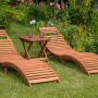 3-teiliges Liegen-Set Ipanema aus Holz mit 2 Liegen und einem Hocker im Garten.