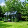 Grünes Halls Gewächshaus Icon Planthouse 8 (9,7 m²) im Garten.