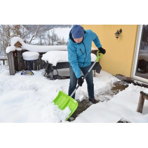 Mann schiebt Schnee mit grünem SONNECK Schneeschieber Snowmaster Light Farbtrends.