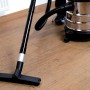 Einhell Universal-Bodendüse für Nass- und Trockensauger im Einsatz auf Holzboden.