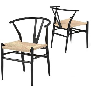 Zwei Esszimmerstühle mit schwarzem Metallrahmen, Y-förmiger Rückenlehne und beigem Geflechtsitz. Modernes 2er Set.