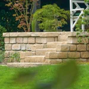 Diephaus Mauerstein Maximo Tura Sandstein als Treppe im Garten.