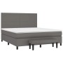 Graues Boxspringbett 180x200 cm mit Matratze, Kunstleder und Bank.