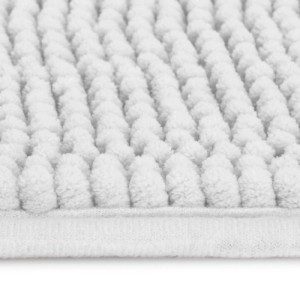 Nahaufnahme der weißen Beautissu BeauMare WR Badematte aus weicher Chenille-Mikrofaser mit rutschfester Unterseite.