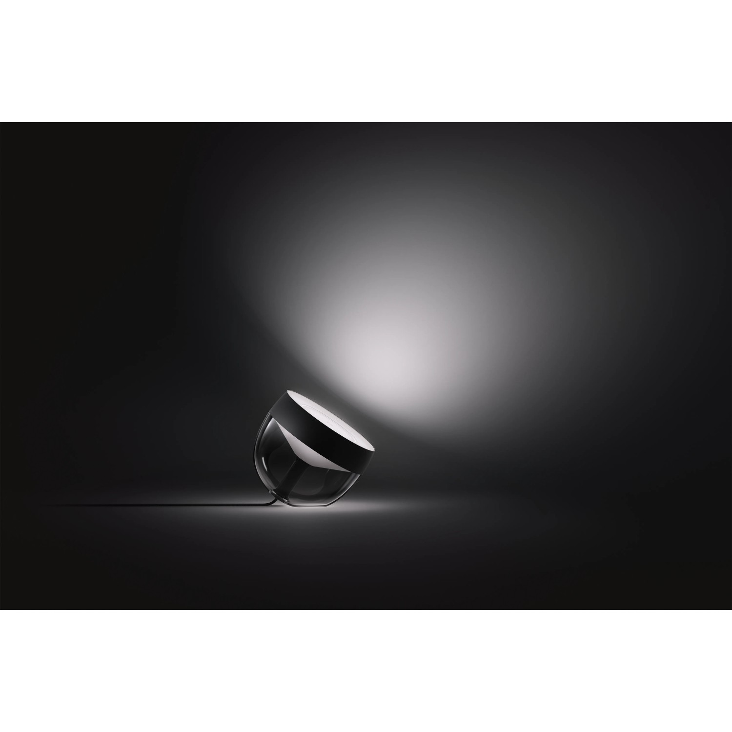 Schwarze Philips Hue Iris Tischleuchte mit Farbwechsel und 570 Lumen Lichtstärke.