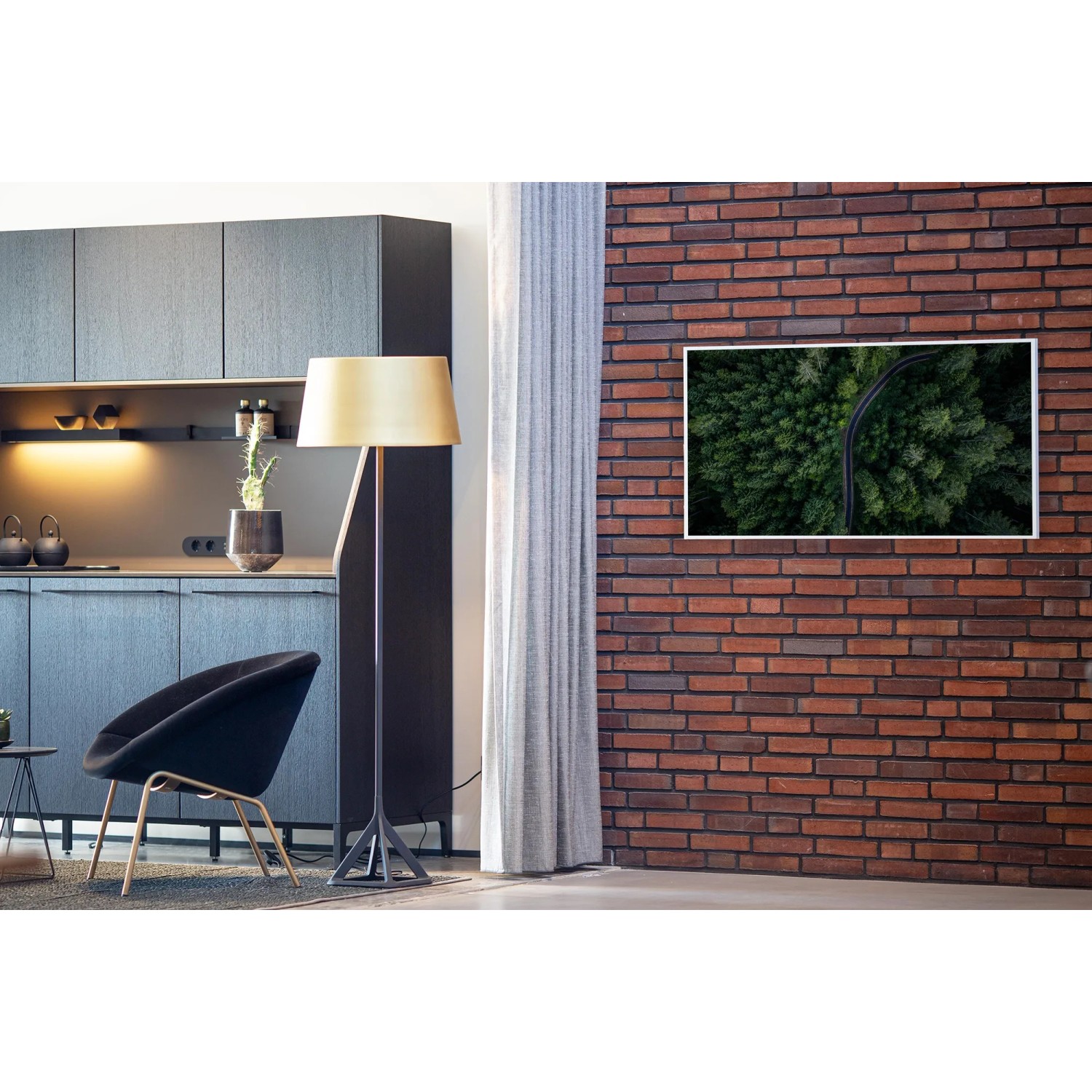 Könighaus Infrarotheizung Panorama mit Waldmotiv an Ziegelwand im Wohnraum.