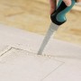Wolfcraft Stichsäge schneidet Loch in Gipskartonplatte. Handsäge mit 2-K-Griff.