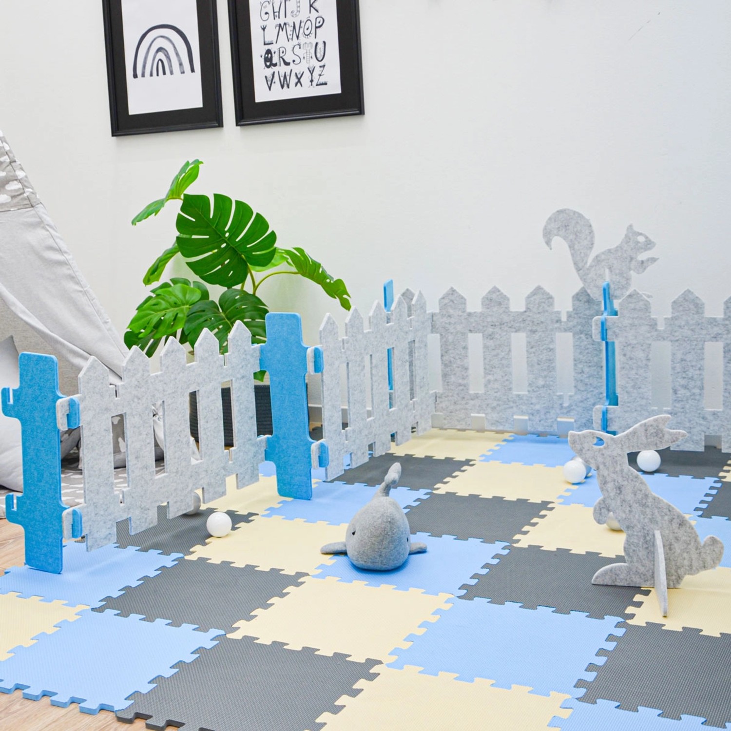 Blaues smalla Kinder Spielhaus aus Filz mit Zaun, Hase und Eichhörnchen Figuren.