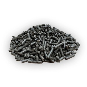 Haufen dunkler PINI Sonnenblumenschalen Pellets, 8 mm Durchmesser, ideal als Heiz- oder Einstreupellets.