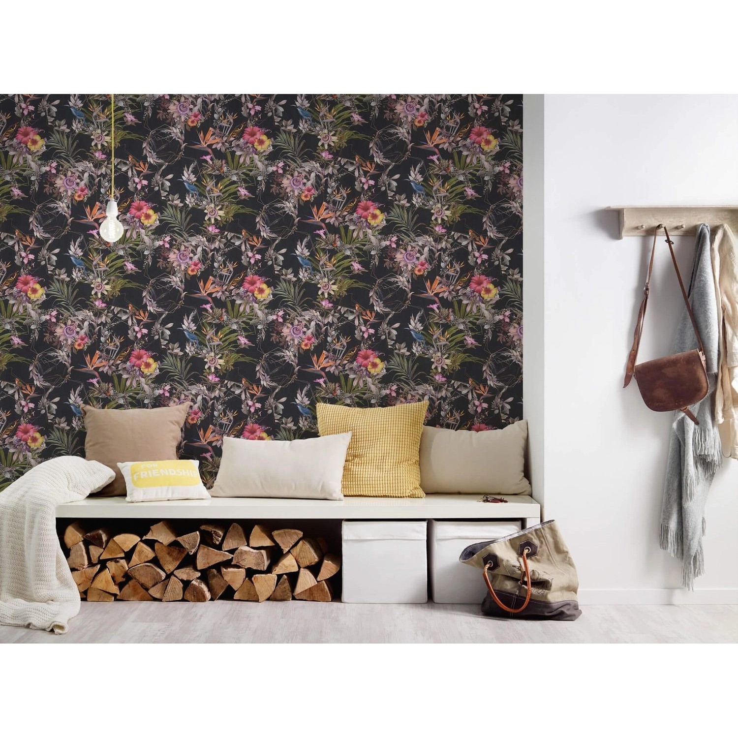 PROFHOME Blumen Tapete mit floralem Muster in Schwarz, Orange, Grün und Rosa.