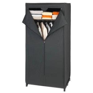 Wenko Kleiderschrank Deep Black, Textilschrank mit Ablage, 160x75x50cm, teilgeöffnet mit Kleidung und Handtüchern.