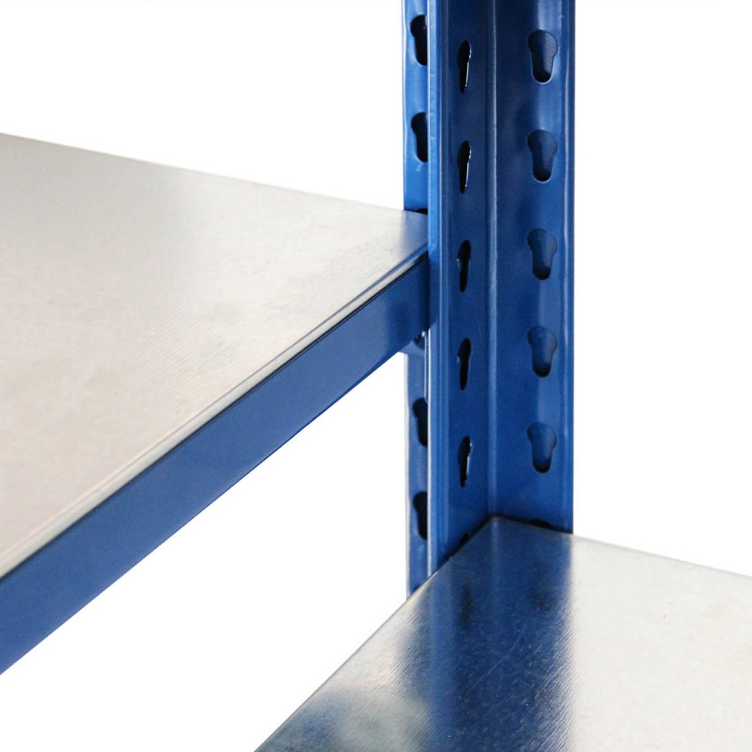 Detailaufnahme: Blaues Ar Shelving T Profil Regal mit verzinkten Böden.