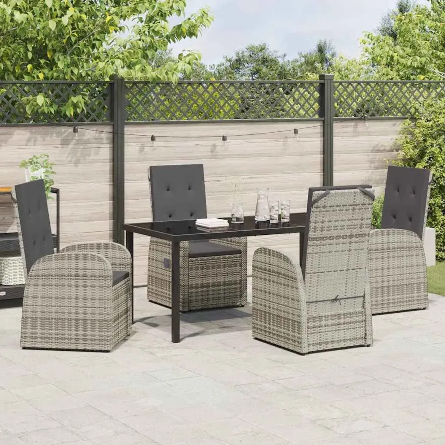 Graue 5-tlg. vidaXL Garten Essgruppe aus Polyrattan mit Tisch und Stühlen mit Kissen.