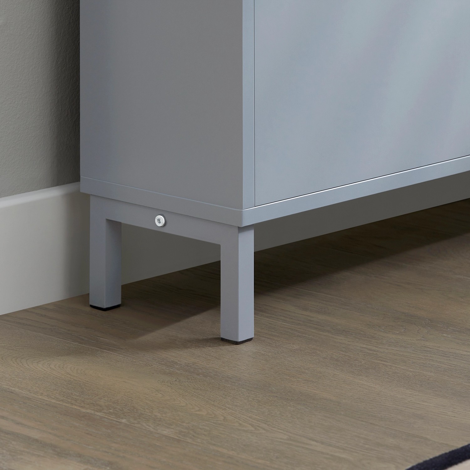 Detailaufnahme: Hellgrauer SoBuy Schuhkipper FSR100-HG mit 4 Klappen und Metallfüßen.