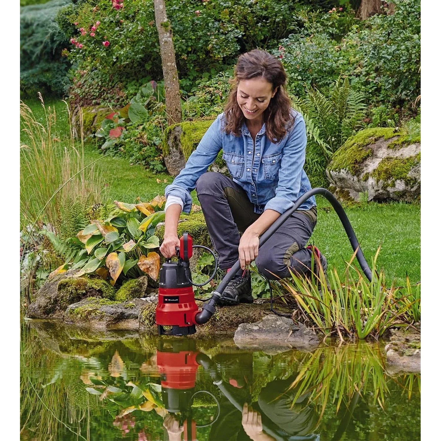 Einhell Schmutzwasserpumpe GC-DP 7035 LL im Einsatz am Gartenteich. Elektro-Pumpe für Klar- und Schmutzwasser.