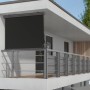 Anthrazitfarbene Vertikalmarkise Loverna 1,4x2m mit Kassette am Balkon.