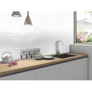 Helle Küche mit weißen, glänzenden Metro Wandfliesen Facette 31,6x60 cm im Retro-Stil.