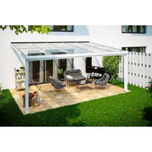 Weiße Skan Holz Terrassenüberdachung Modena mit Glasdach und Sitzgruppe auf Terrasse.