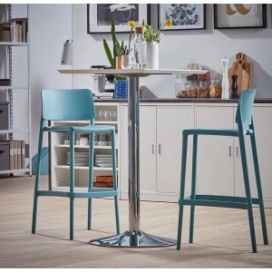 Zwei blaue Barhocker Joy-S (75 cm) aus Polypropylen an einem Tisch.